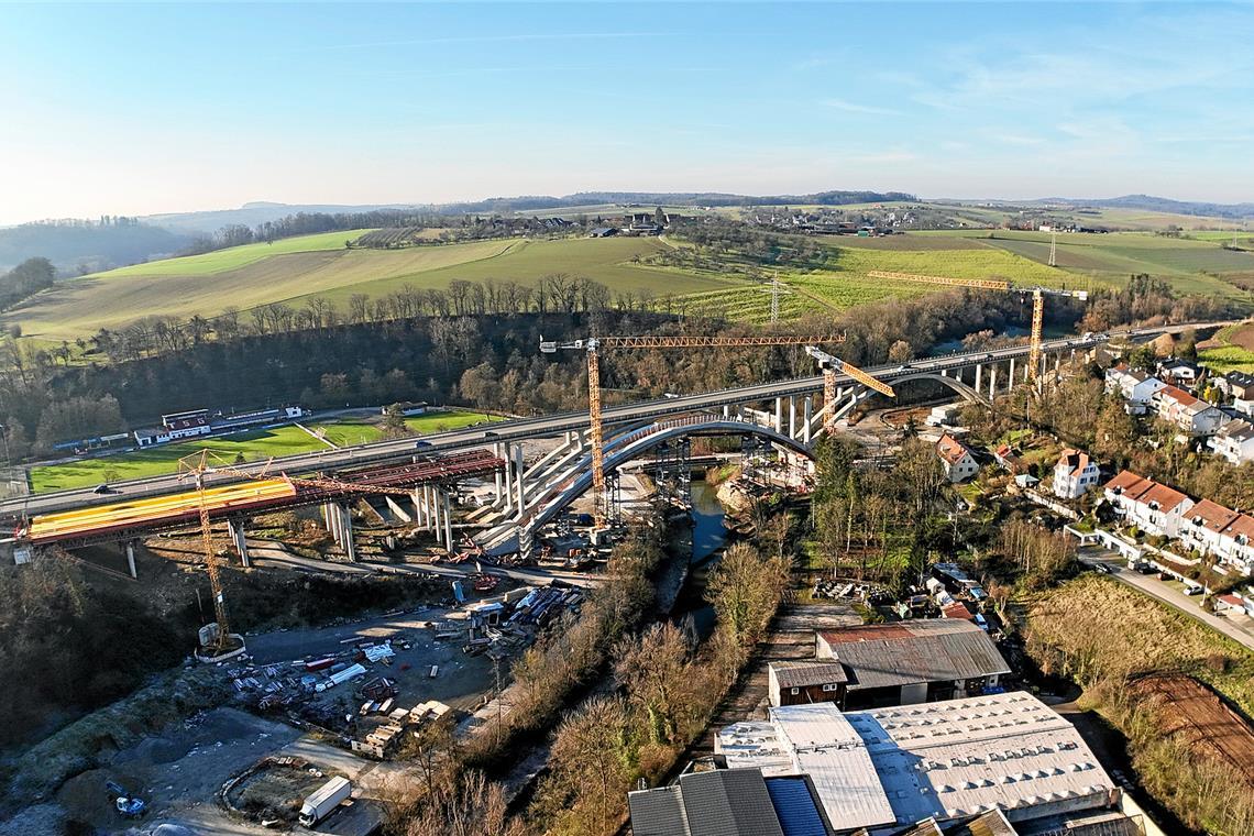 B-14-Baustellen liegen im Zeitplan Das zweite Viadukt nimmt langsam Gestalt an. Richtung Bahnbrücken kann man bereits die Schalung für die Fahrbahn erkennen. Foto: privat