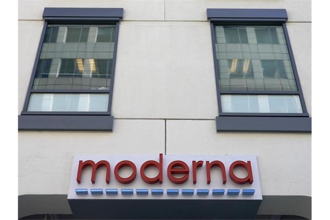 USA: Corona-Impfstoff von Moderna erhält Notfallzulassung Das Moderna-Logo am Hauptsitz des Konzerns. Foto: Elise Amendola/AP/dpa/Archiv
