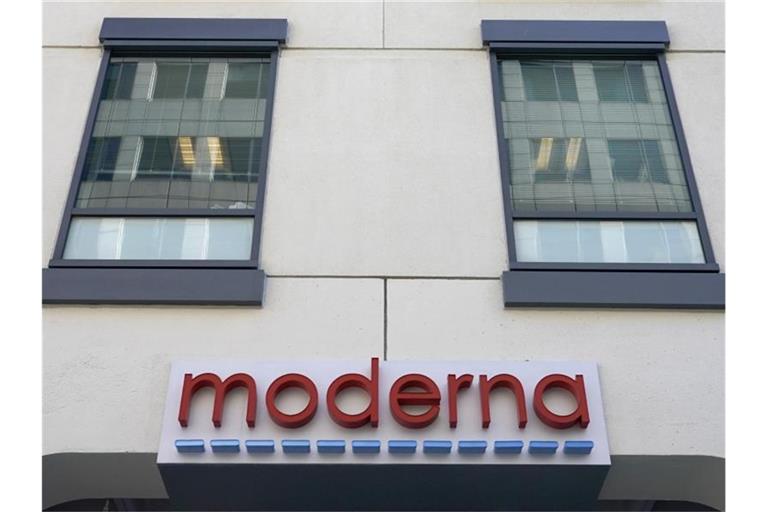 Das Moderna-Logo am Hauptsitz des Konzerns. Foto: Elise Amendola/AP/dpa/Archiv