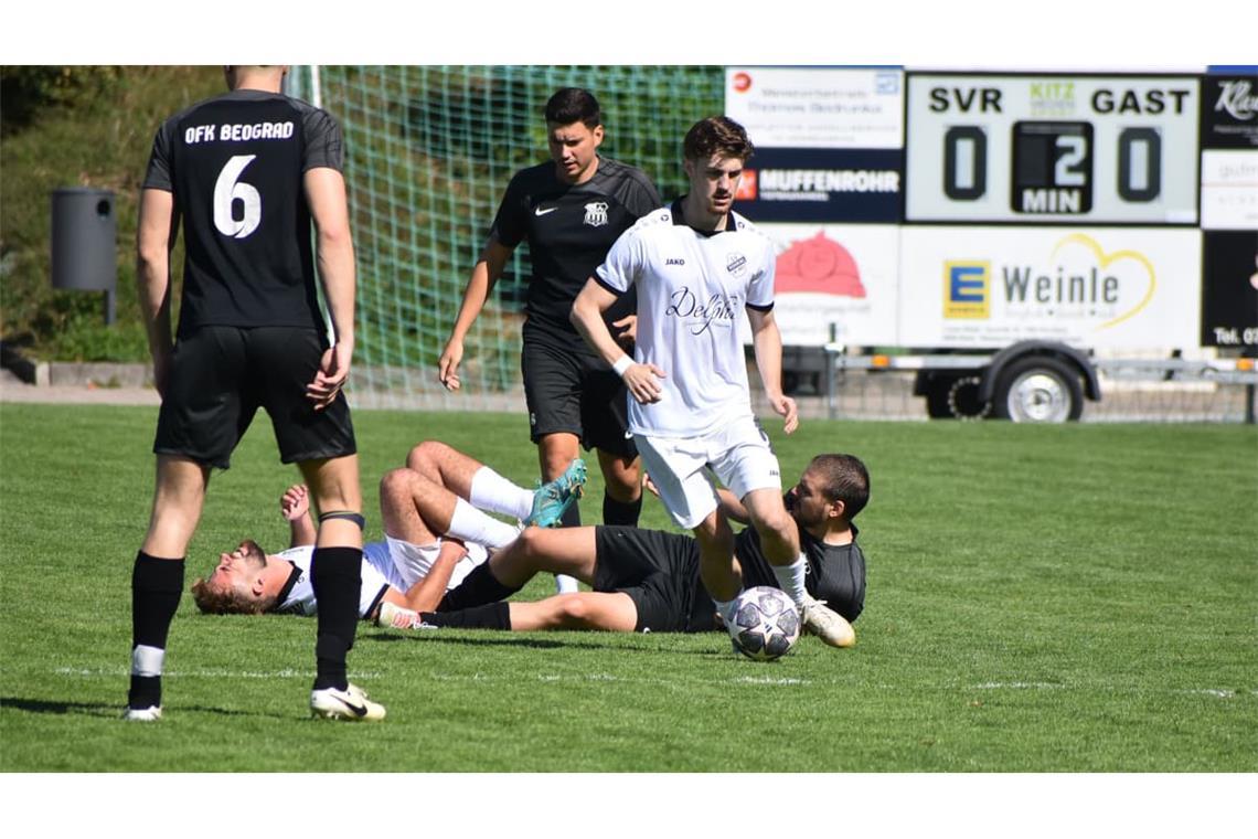 Dass Aufsteiger OFK Beograd Stuttgart (in Schwarz) auch mal robust zur Sache geht, merkte zuletzt der SV Rohrau (in Weiß): Jetzt muss sich der SV Deckenpfronn seinen Mann beim Liganeuling stehen.