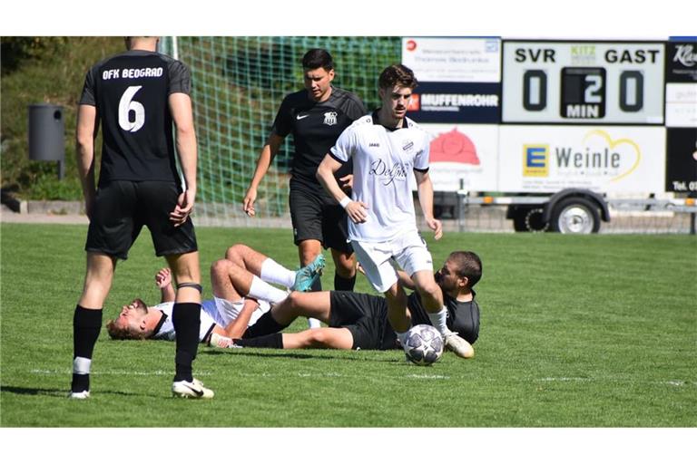 Dass Aufsteiger OFK Beograd Stuttgart (in Schwarz) auch mal robust zur Sache geht, merkte zuletzt der SV Rohrau (in Weiß): Jetzt muss sich der SV Deckenpfronn seinen Mann beim Liganeuling stehen.