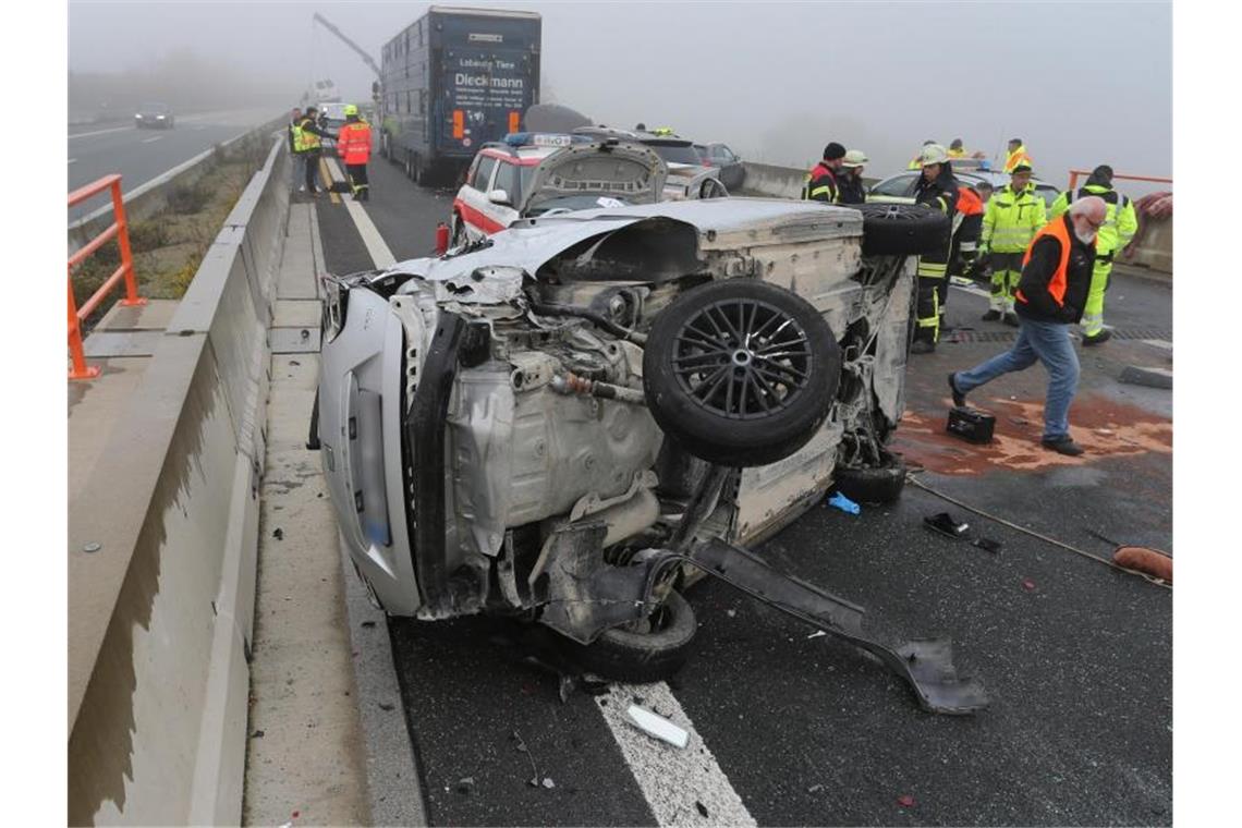 Dass bei diesem Horrorunfall niemand ums Lben kam, grenzt an ein Wunder. Foto: Karl-Josef Hildenbrand/dpa