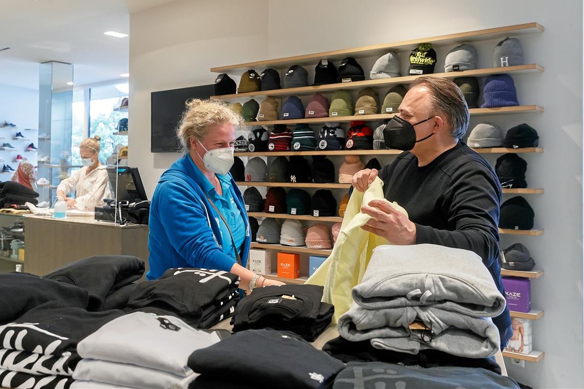 Dass beim Shoppen die Testpflicht entfällt, begrüßen sowohl Schwarzmarkt-Geschäftsführer Markus Sammet als auch seine Kundin. Foto: J. Fiedler