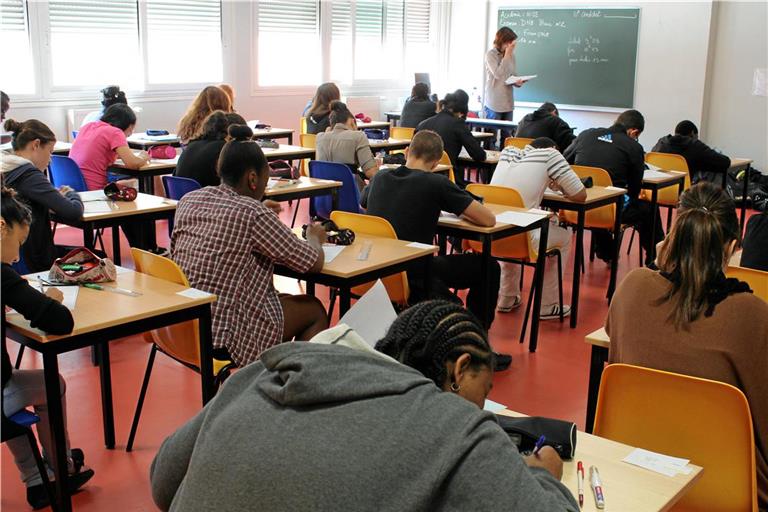 Dass Berechtigungen für die Teilnahme an Integrationskursen nicht ausgestellt werden, hat viele Konsequenzen. Wer nicht ausreichend Sprachkenntnisse hat, ist schwer in Arbeit zu vermitteln. Foto: Adobe Stock/Drivepix