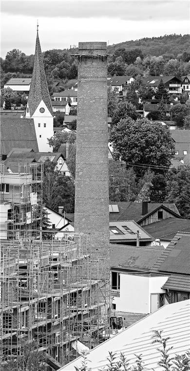 Dass der Rombold-Kamin in Weissach auf 30 Meter Höhe heruntergestutzt wurde, kommt bei den Bürgern nicht gut an. Fotos: A. Becher