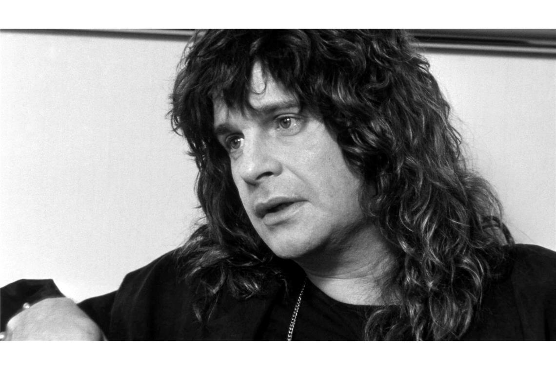 "Prince Of Darkness": Ozzy Osbourne ist tot Dass er einer Fledermaus auf der Bühne den Kopf abgebissen hatte, brachte ihm endgültig den Ruf eines Satanisten ein. Ozzy Osbourne beteuerte, damit nichts zu tun zu haben. Er hielt das Tier für eine Attrappe.