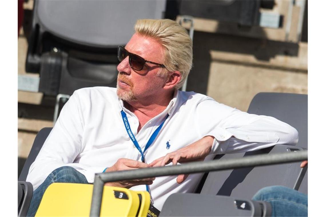 Becker über Federer-Comeback: „Nicht auf Teufel komm raus“ „Dass er Tennis spielen kann, muss er uns nicht mehr beweisen“, sagt Boris Becker über Roger Federer. Foto: Daniel Bockwoldt/dpa