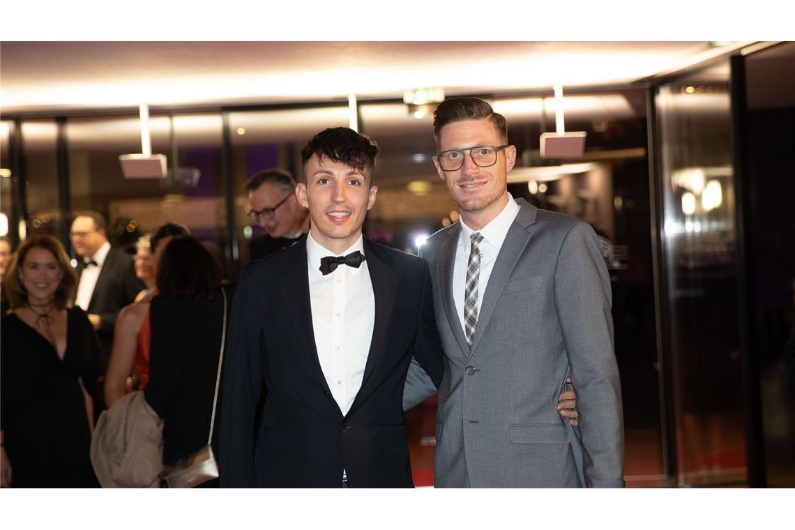 Dass es nicht immer Schwarz sein muss, bewies der TV-Journalist  Markus Pfalzgraf (rechts) und trug ein silbriges Grau. Der Erste Landesvorsitzende des DJV kam mit seinem Partner Alwin Albert.