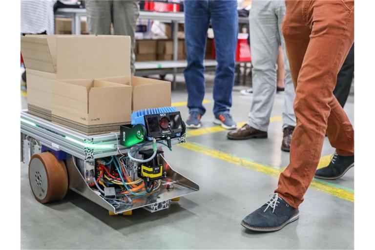 Dass "Hubert", ein autonomer Transportwagen, menschliche Hindernisse erkennt, wird demonstriert. Foto: Jan Woitas