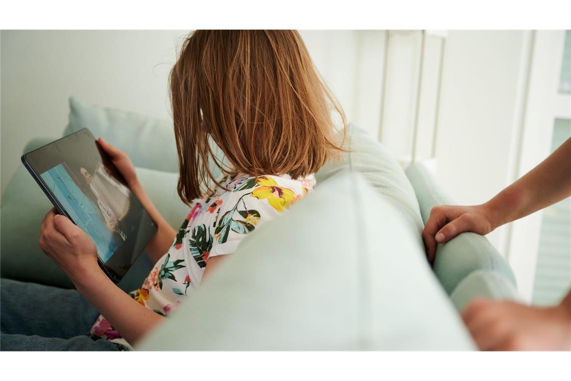 Umfrage: Krieg und Medienkonsum bereiten Eltern große Sorgen Dass Kinder so viel am Tablet oder Smartphone hängen, macht vielen Eltern große Sorgen. (Symbolbild)