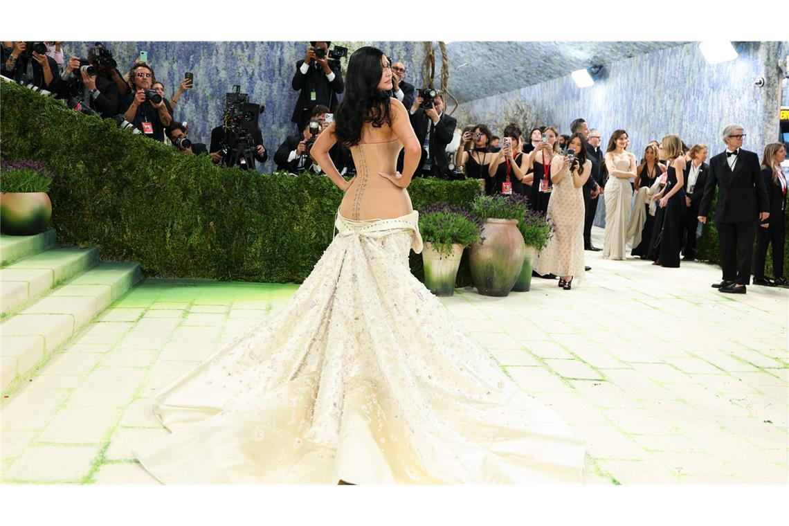 Dass Kylie Jenners Schiaparelli-Robe so wirkte, als habe sie vergessen, sie komplett anzuziehen, war natürlich beabsichtigt.