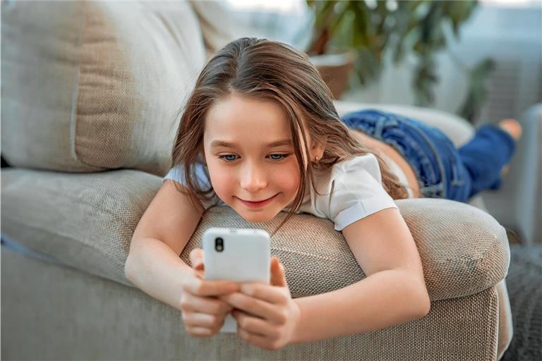 Dass schon Kinder ein Smartphone besitzen, ist heutzutage keine Seltenheit. Symbolbild: Adobe Stock/Svetabezu
