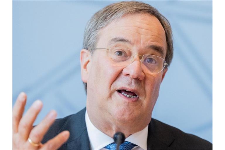„Dass sie die populärste Politikerin ist, verstehe ich“, sagt Unions-Kanzlerkandidat Armin Laschet über die scheidende Bundeskanzlerin Angela Merkel. Foto: Rolf Vennenbernd/dpa