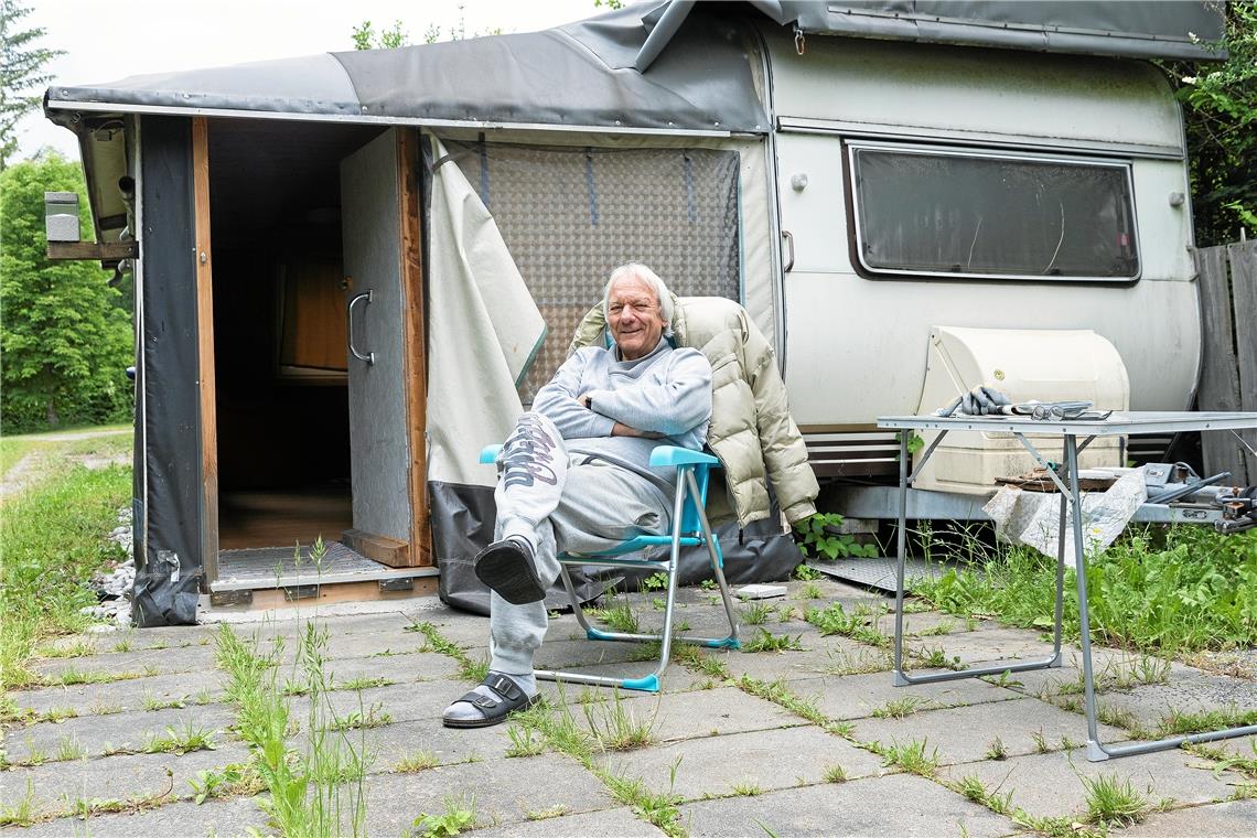 Dauercamper Peter Fritsch aus Ludwigsburg freut sich, dass er jetzt wieder nach Lust und Laune einen Abstecher zu seinem Platz machen kann.