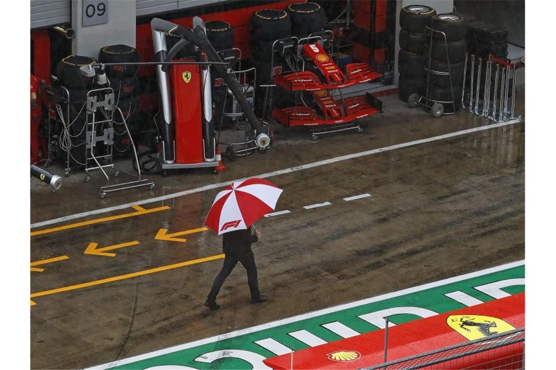 Start der Formel-1-Qualifikation in Spielberg verschoben Dauerregen auf der Rennstrecke in Spielberg. Foto: Leonhard Foeger/Pool Reuters/dpa