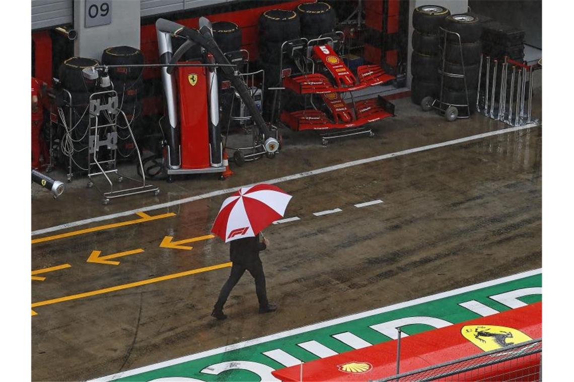 Dauerregen auf der Rennstrecke in Spielberg. Foto: Leonhard Foeger/Pool Reuters/dpa