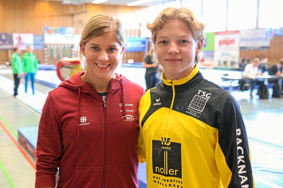Elisabeth Seitz von der Stimmung begeistert Daumen drücken für den Bruder: Elisabeth Seitz und Gabriel Eichhorn vor dem TSG-Heimwettkampf in der Karl-Euerle-Halle. Foto: A. Becher