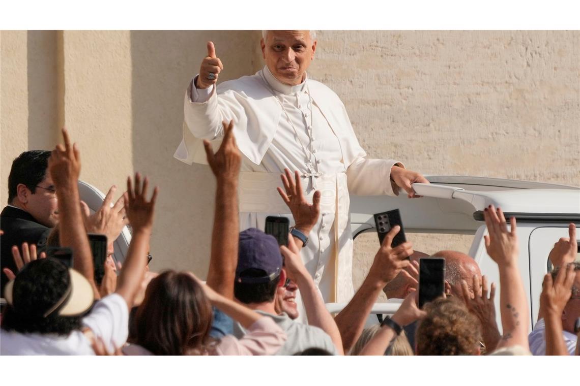 Daumen hoch bei der Generalaudienz von Papst Leo XIV.