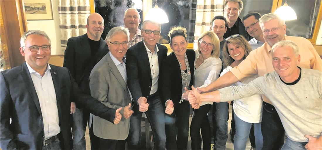 Daumen hoch bei der Hauptversammlung für den Vorstand und den Maimarkt des BdS Aspach. Foto: privat