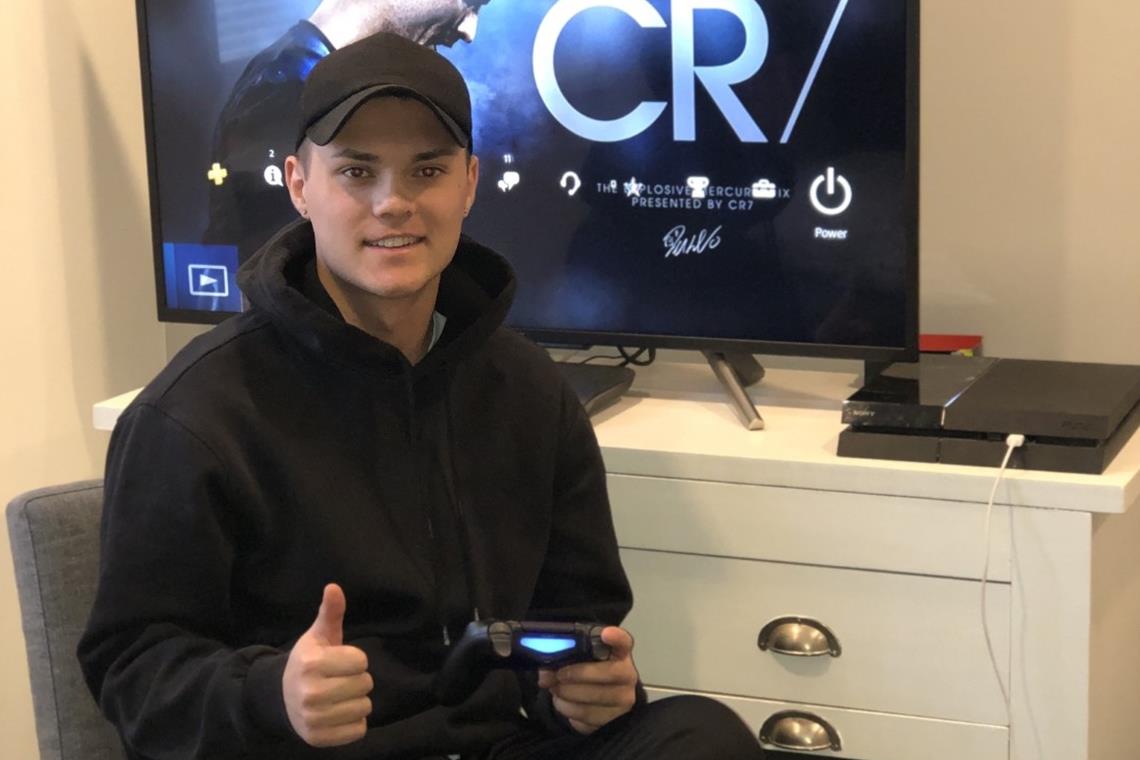 Elf virtuelle Spiele und zwei Liveübertragungen Daumen hoch bei Marvin Zimmermann: Er siegt mit der TSG Backnang 11:3. Foto: privat