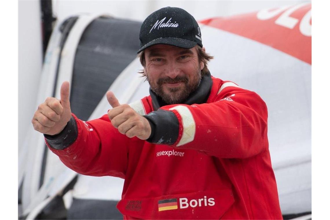 Daumen hoch: Boris Herrmann ist zu Deutschlands bekanntestem Segler aufgestiegen. Foto: Loic Venance/POOL AFP/AP/dpa