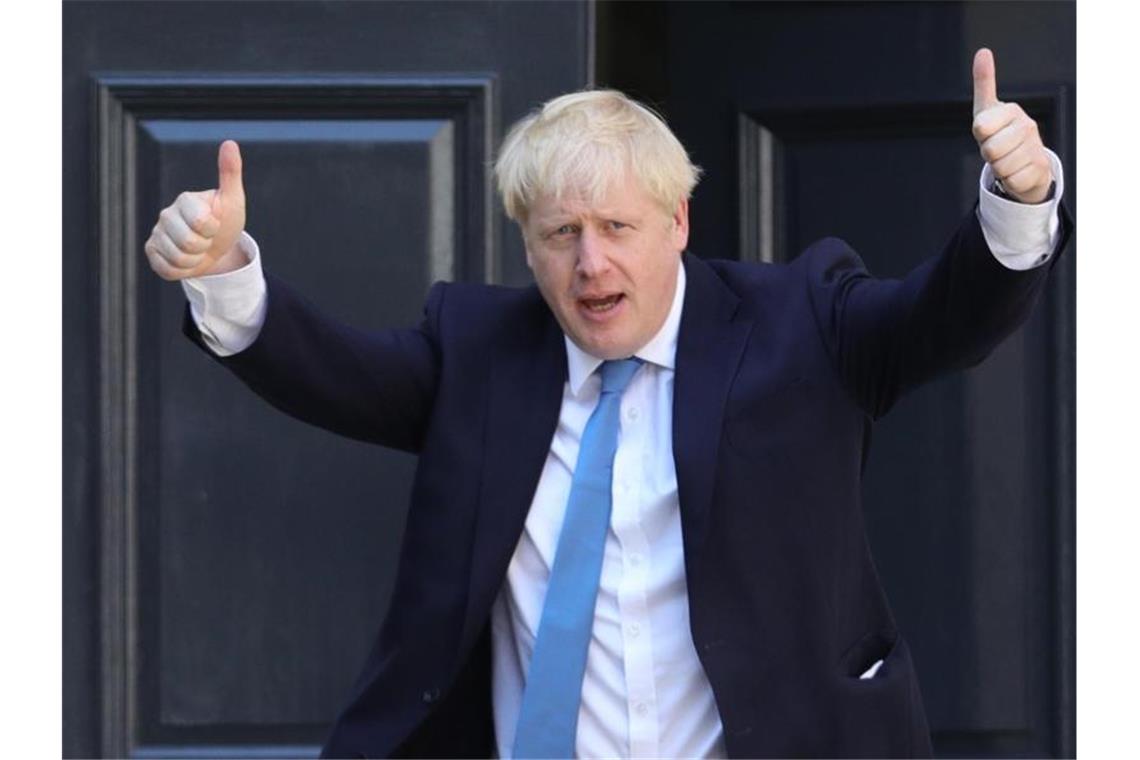 Daumen hoch: Boris Johnson kommt am Hauptsitz der Konservativen Partei an. Foto: Aaron Chown/PA Wire