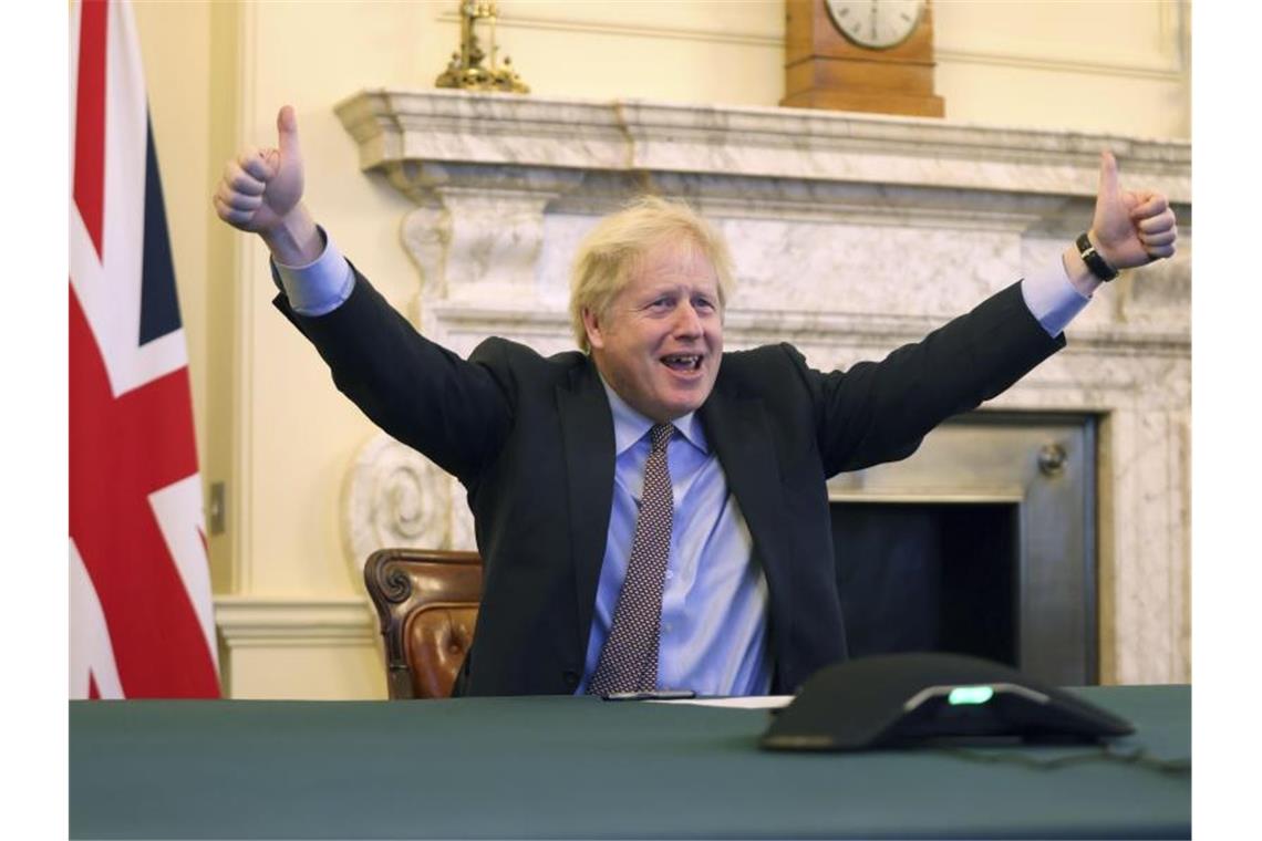 EU und Großbritannien einigen sich auf Brexit-Handelspakt Daumen hoch: Boris Johnson, Premierminister von Großbritannien, jubelt nach der erzielten Einigung in den Brexit-Verhandlungen. Foto: Pippa Fowles/No 10 Downing Street/XinHua/dpa