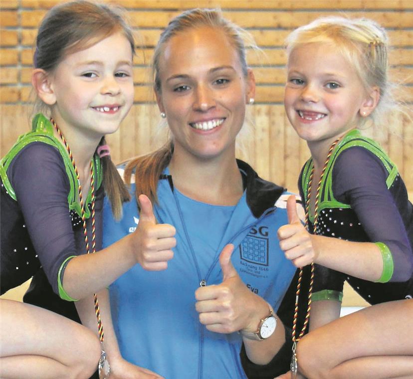Daumen hoch für die Leistungen der TSG-Turntalente (von links): Amelie Schilling, Trainerin Eva Gier und Anneli Andergassen.