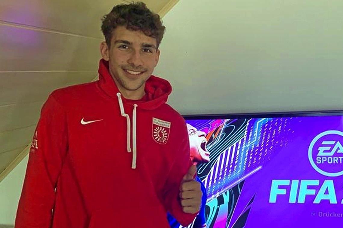 Jonas Brändle von der SG Sonnenhof lässt es krachen Daumen hoch für Jonas Brändle: Der Großaspacher zeigt eine Gala auf der Konsole. Foto: privat
