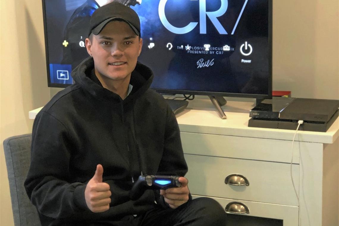 „Fußballern liegt das FIFA-Spiel im Blut“ Daumen hoch für Marvin Zimmermann. Der 21-Jährige stand in 2020 kurz davor, den Sprung in die Top 100 der Welt zu schaffen. Foto: privat