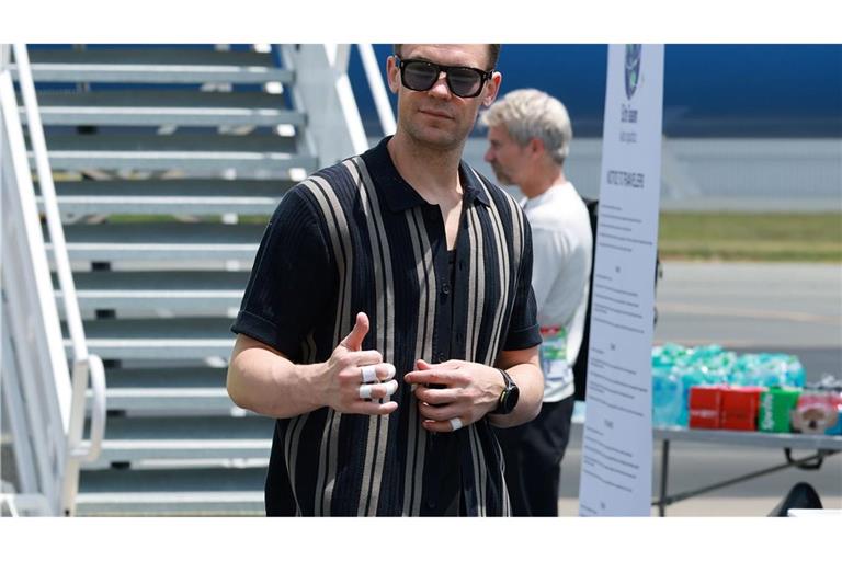 Daumen hoch fürs Comeback im DFB-Tor: Manuel Neuer vor dem Flug nach Houston.
