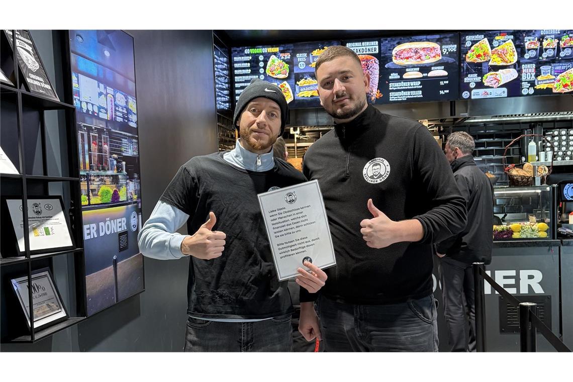 Daumen hoch: Merouane Mebarkaoui und Igor Forisch wollen Menschen, die wenig Geld haben, eine Freude machen.