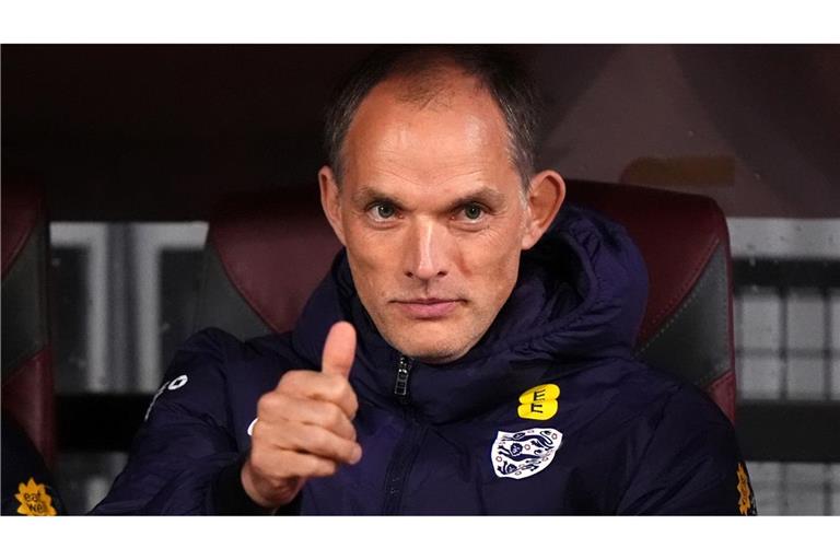 Daumen hoch: Thomas Tuchel hat einen neuen Vertrag in England unterschrieben. (Archivbild)