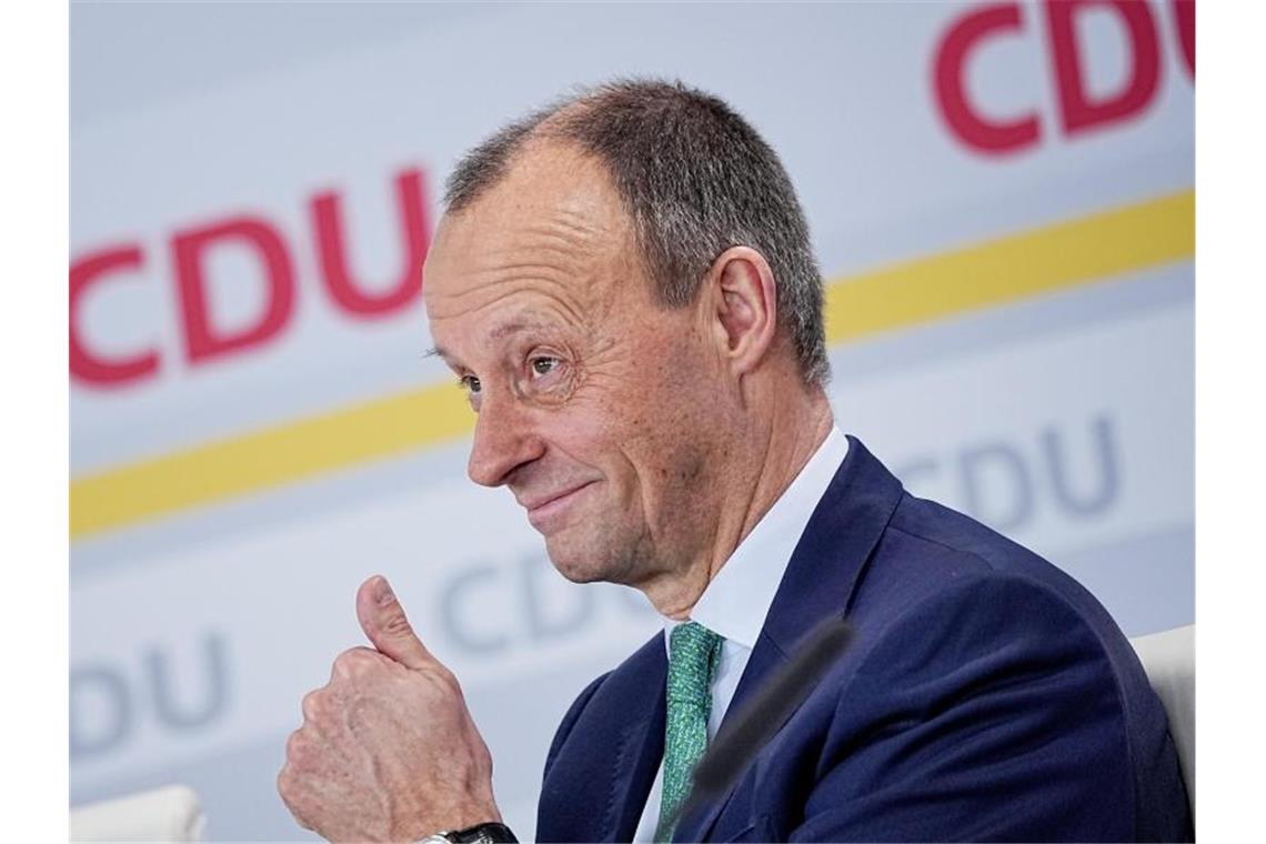 CDU-Parteitag wählt Merz zum neuen Vorsitzenden Daumen hoch: Beim dritten Anlauf hat es für Friedrich Merz geklappt. Foto: Michael Kappeler/dpa