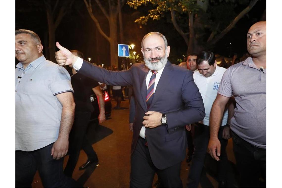 Armeniens Regierungschef Paschinjan zum Wahlsieger erklärt Daumen hoch: Nikol Paschinjan nach den Parlamentswahlen. Foto: Tigran Mehrabyan/PAN Photo/AP/dpa