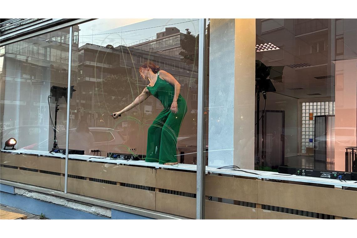 Daura Hernández García zeigt ihre Performance "Mourning Butterflies" in einem leerstehenden Laden in der Leuschnerstraße.