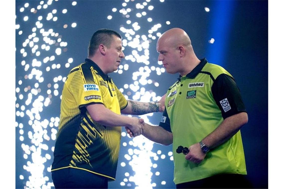 Van Gerwen kassiert Abreibung im Alexandra Palace Dave Chisnall (l) wird vom unterlegenen Michael van Gerwen zu seinem Sieg beglückwünscht. Foto: John Walton/PA Wire/dpa