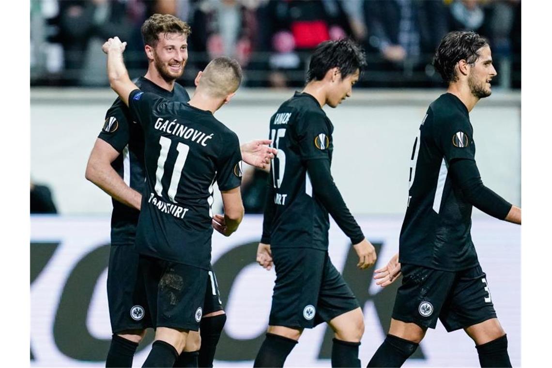 Eintracht Frankfurt feiert Zittersieg gegen Lüttich David Abraham (l) brachte Eintracht Frankfurt mit 1:0 in Führung. Foto: Uwe Anspach/dpa
