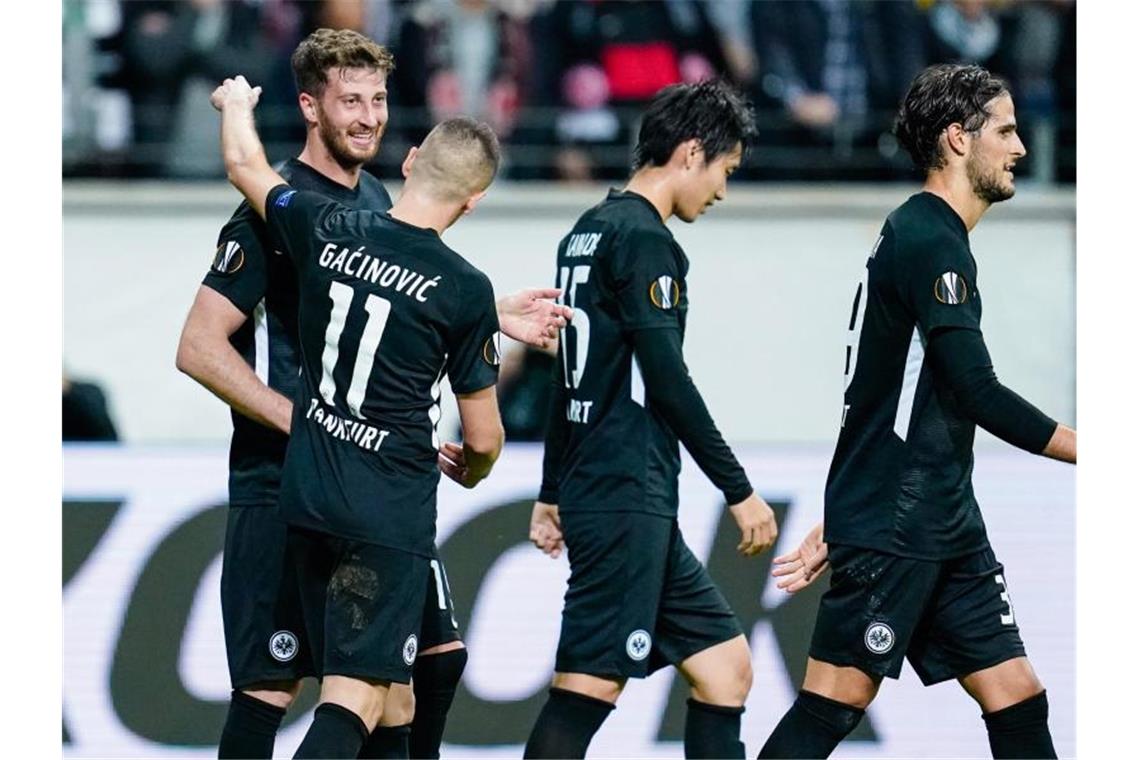 David Abraham (l) brachte Eintracht Frankfurt mit 1:0 in Führung. Foto: Uwe Anspach/dpa