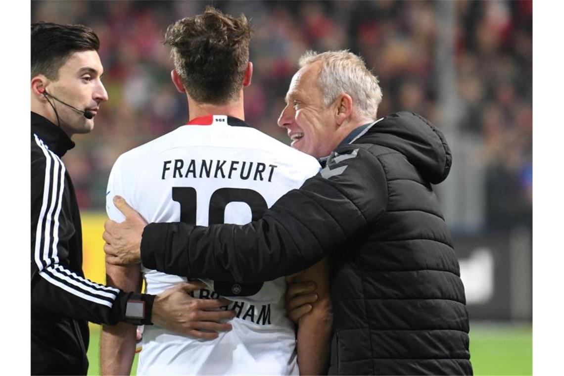 David Abraham (l) nach dessen Roter Karte mit Freiburg-Coach Christian Streich. Foto: Patrick Seeger/dpa