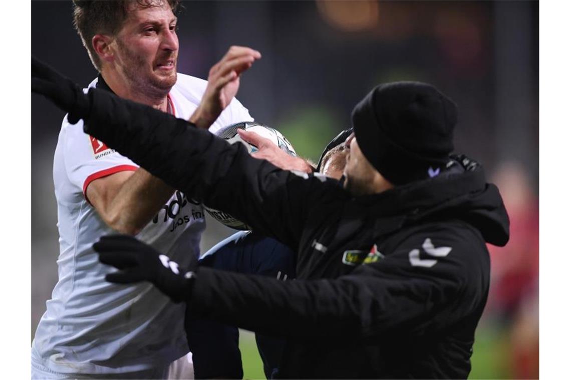 SCF legt Einspruch gegen Grifos Drei-Spiele-Sperre ein David Abraham (l) von Frankfurt prügelt sich mit Vincenzo Grifo von Freiburg (r). Foto: Patrick Seeger/dpa