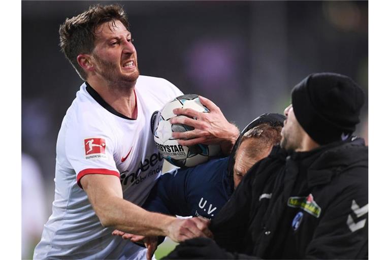 David Abraham (l) von Frankfurt streitet sich mit Vincenzo Grifo von Freiburg (r) um den Ball. Foto: Patrick Seeger/dpa