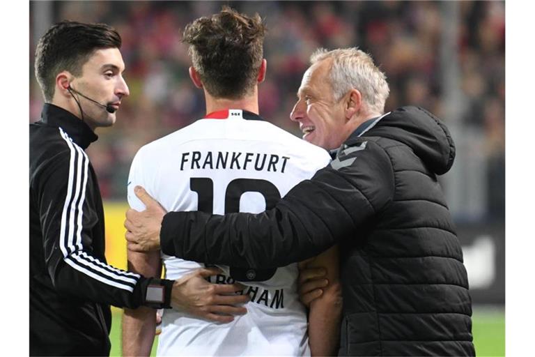 David Abraham (M.) entschuldigte sich nach seinem Rempler bei Freiburg-Trainer Christian Streich. Foto: Patrick Seeger/dpa