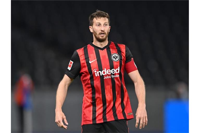 David Abraham von Eintracht Frankfurt steht auf dem Platz. Foto: Soeren Stache/dpa-Zentralbild/dpa/Archivbild