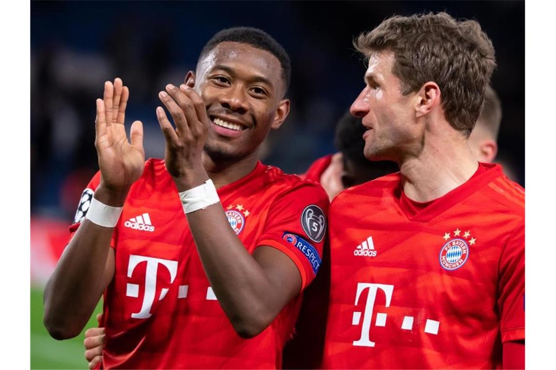 David Alaba (l) macht in der Innenverteidigung des FC Bayern einen starken Job. Foto: Sven Hoppe/dpa