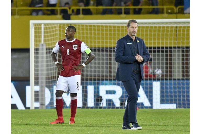 David Alaba (l) und Trainer Franco Foda stehen nach dem verlorenen Spiel gegen Schottland auf dem Platz. Foto: Herbert Neubauer/APA/dpa