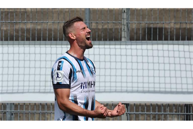 David Braig genießt seinen Torerfolg im Spiel gegen den SC Freiburg II.