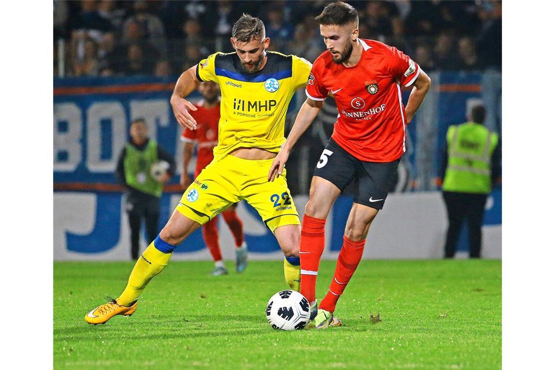 David Braig (li., gegen Volkan Celiktas) beim letzten Derby in Großaspach