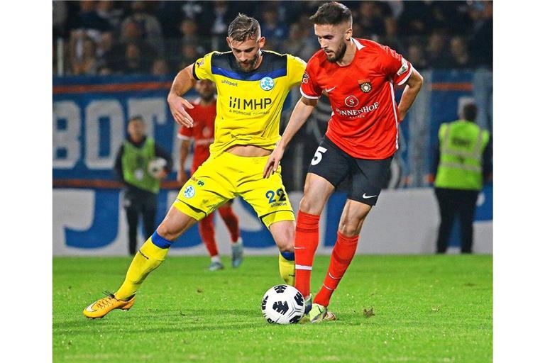 David Braig (li., gegen Volkan Celiktas) beim letzten Derby in Großaspach