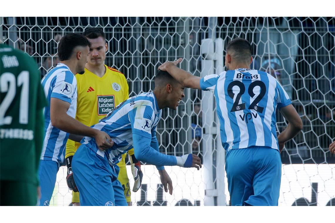 Ein Spätstarter auf dem Weg nach oben David Braig (re.) beglückwünscht Nyamekye Awortwie-Grant zu seinem ersten Saisontor für die Kickers gegen den FC 08 Homburg.